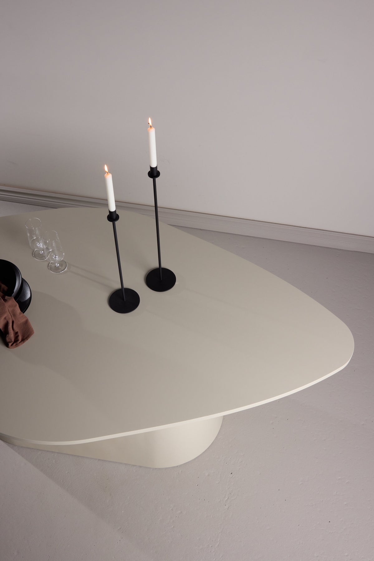 Diamond Oval Esstisch in Beige präsentiert im Onlineshop von KAQTU Design AG. Esstisch ist von Vind