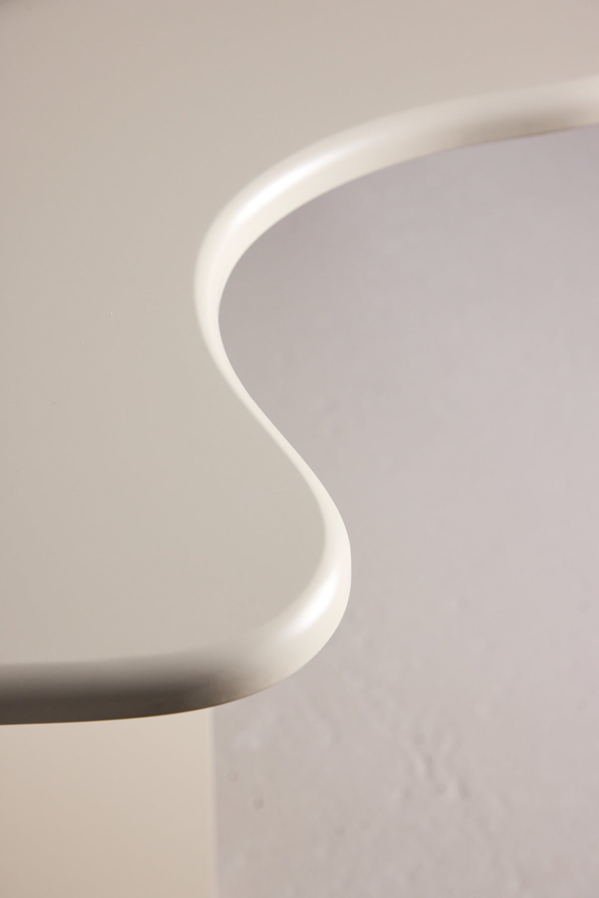 Flower Oval Esstisch in Beige präsentiert im Onlineshop von KAQTU Design AG. Esstisch ist von Vind