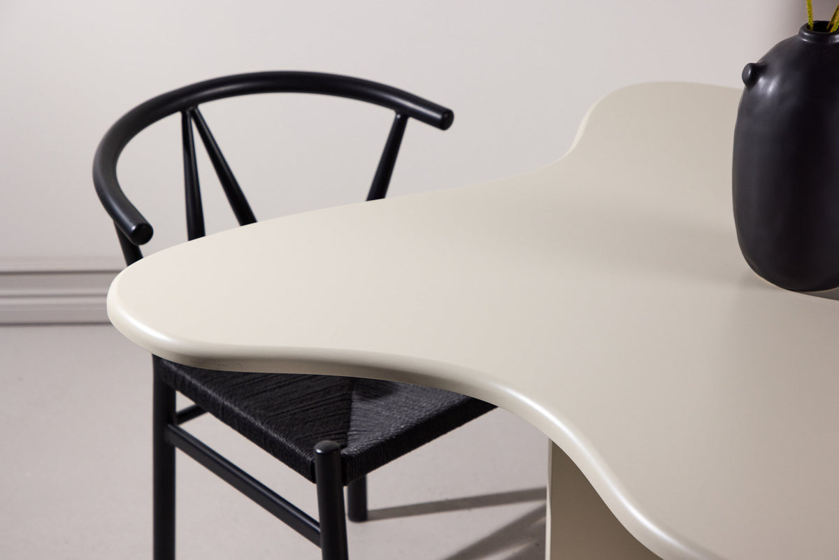 Flower Oval Esstisch in Beige präsentiert im Onlineshop von KAQTU Design AG. Esstisch ist von Vind