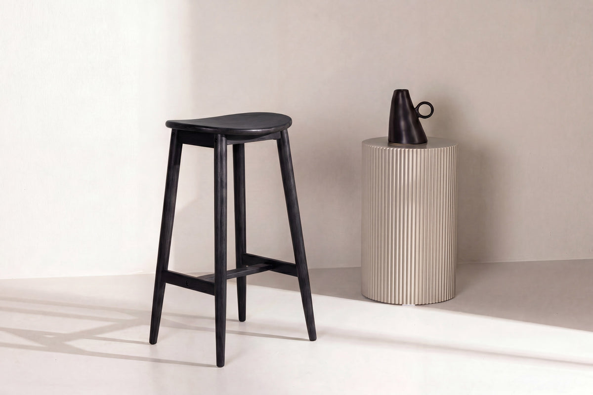 Orust Barhocker in Schwarz präsentiert im Onlineshop von KAQTU Design AG. Barstuhl ist von Vind