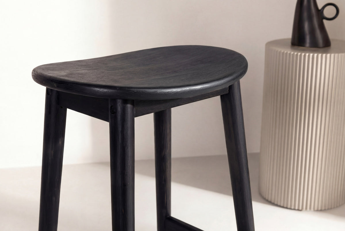 Orust Barhocker in Schwarz präsentiert im Onlineshop von KAQTU Design AG. Barstuhl ist von Vind