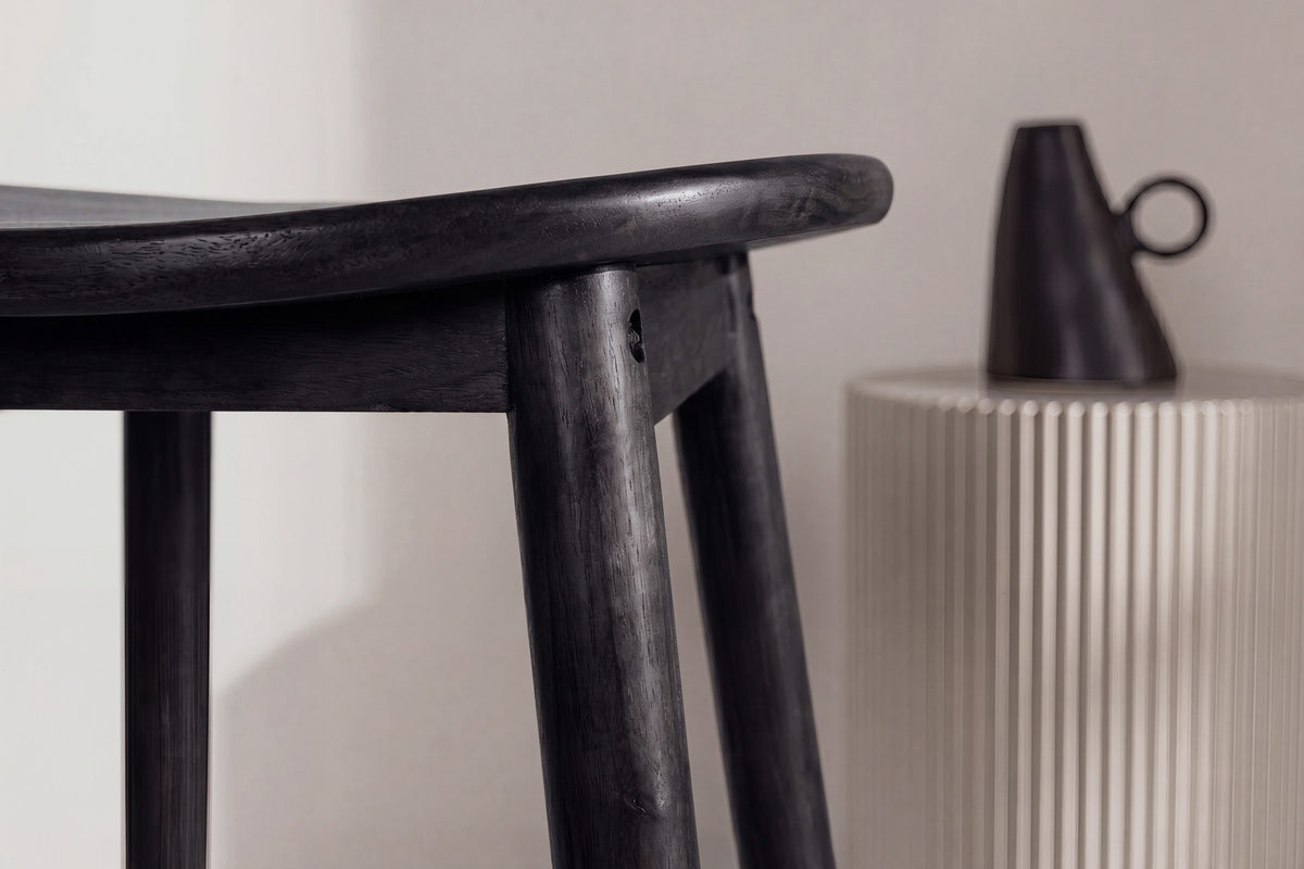 Orust Barhocker in Schwarz präsentiert im Onlineshop von KAQTU Design AG. Barstuhl ist von Vind