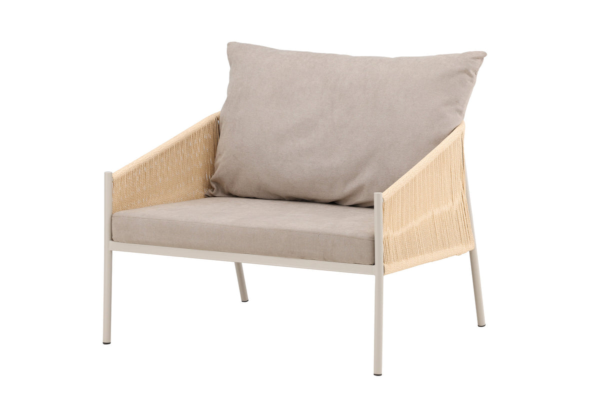 Louie Sessel in Beige präsentiert im Onlineshop von KAQTU Design AG. Sessel mit Armlehnen ist von Vind