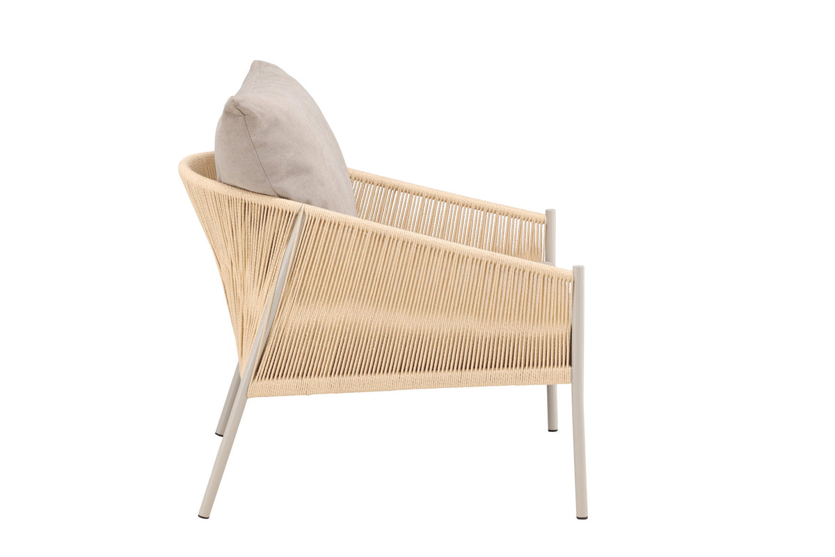 Louie Sessel in Beige präsentiert im Onlineshop von KAQTU Design AG. Sessel mit Armlehnen ist von Vind