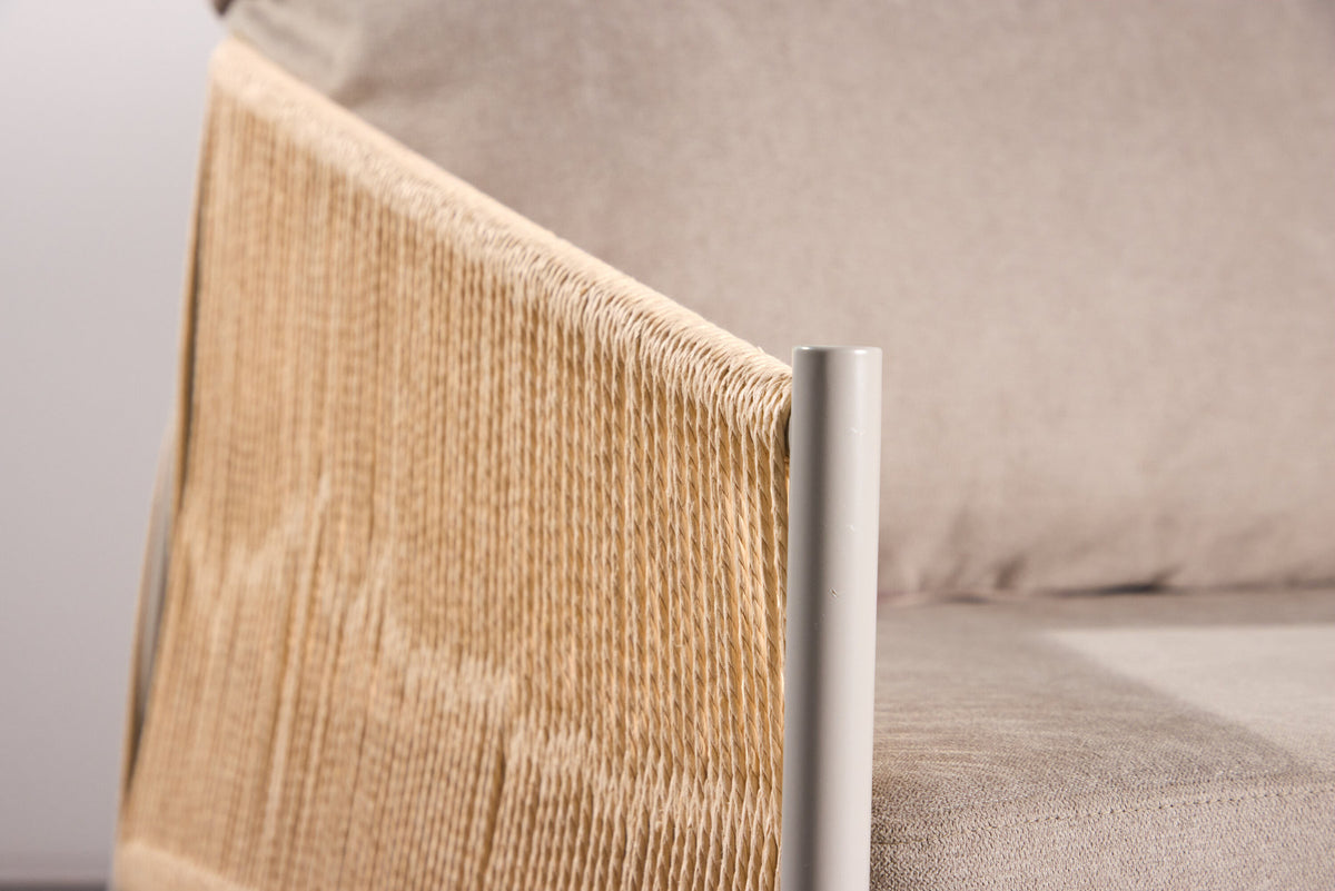Louie Sessel in Beige präsentiert im Onlineshop von KAQTU Design AG. Sessel mit Armlehnen ist von Vind