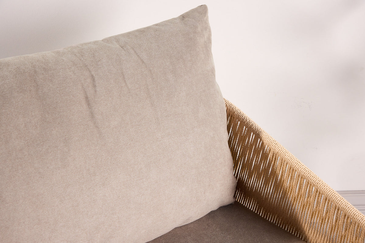 Louie Sessel in Beige präsentiert im Onlineshop von KAQTU Design AG. Sessel mit Armlehnen ist von Vind