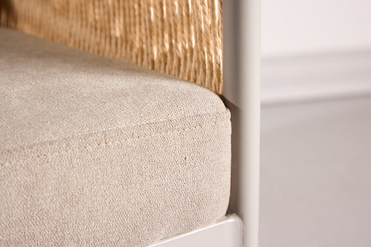 Louie Sessel in Beige präsentiert im Onlineshop von KAQTU Design AG. Sessel mit Armlehnen ist von Vind