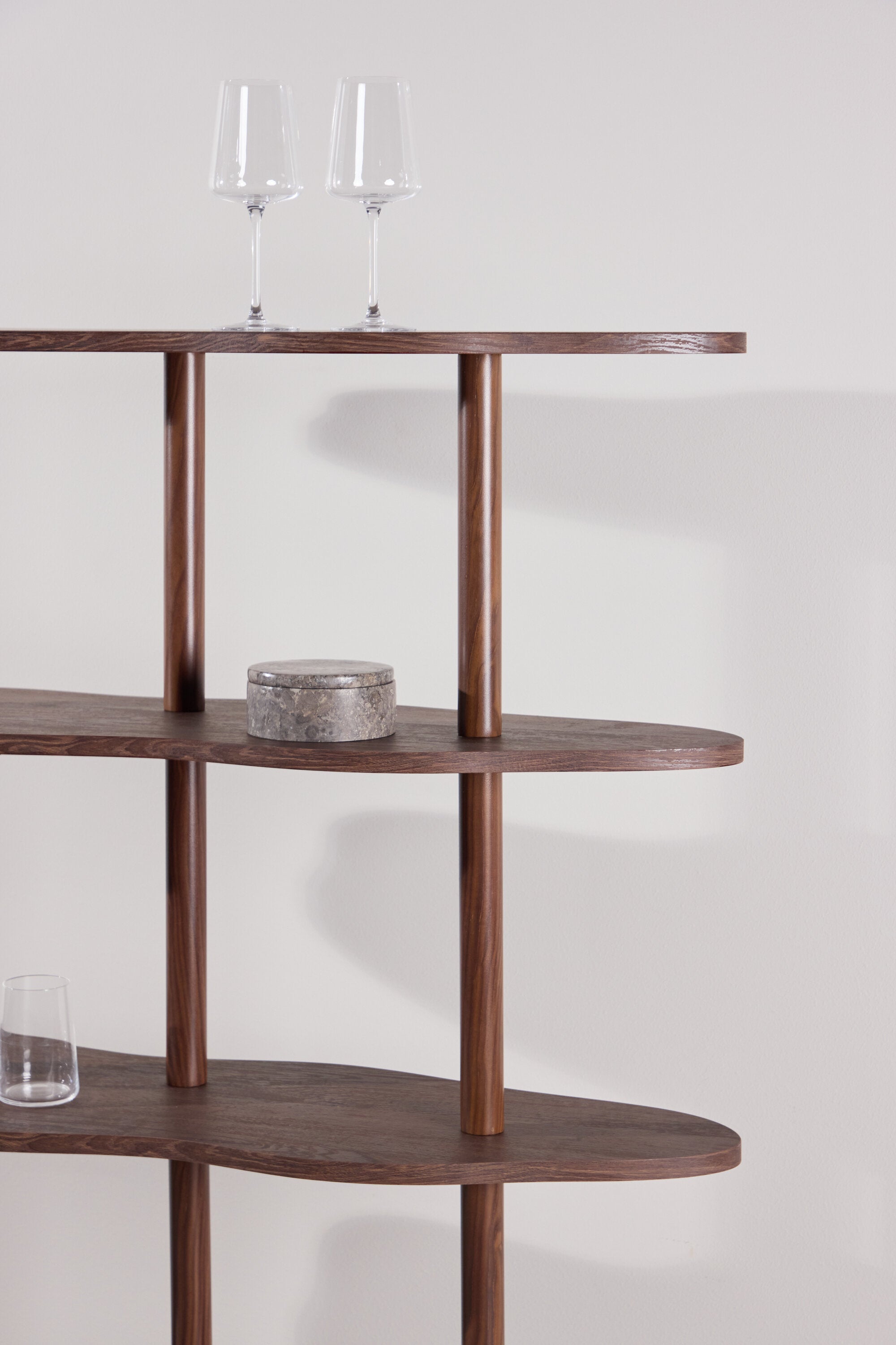 Moln Regal in Mokka präsentiert im Onlineshop von KAQTU Design AG. Standregal ist von Vind