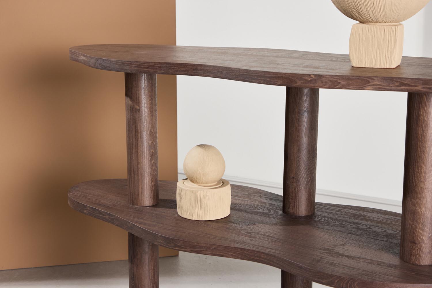 Moln Regal in Mokka präsentiert im Onlineshop von KAQTU Design AG. Regal ist von Vind