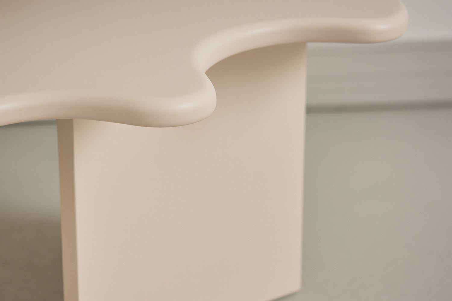 Flower Beistelltisch in Beige präsentiert im Onlineshop von KAQTU Design AG. Beistelltisch ist von Vind