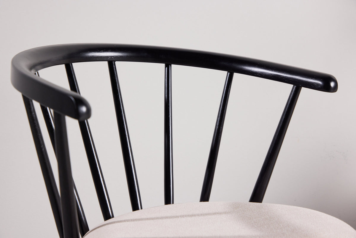 Bobby Esszimmerstuhl in Schwarz präsentiert im Onlineshop von KAQTU Design AG. Stuhl ist von Venture Home