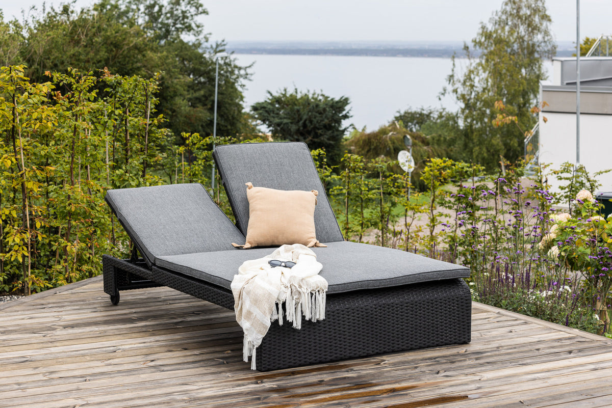 Sonnenliege London von Venture Home in Schwarz mit grauem Kissen und Korbgeflecht