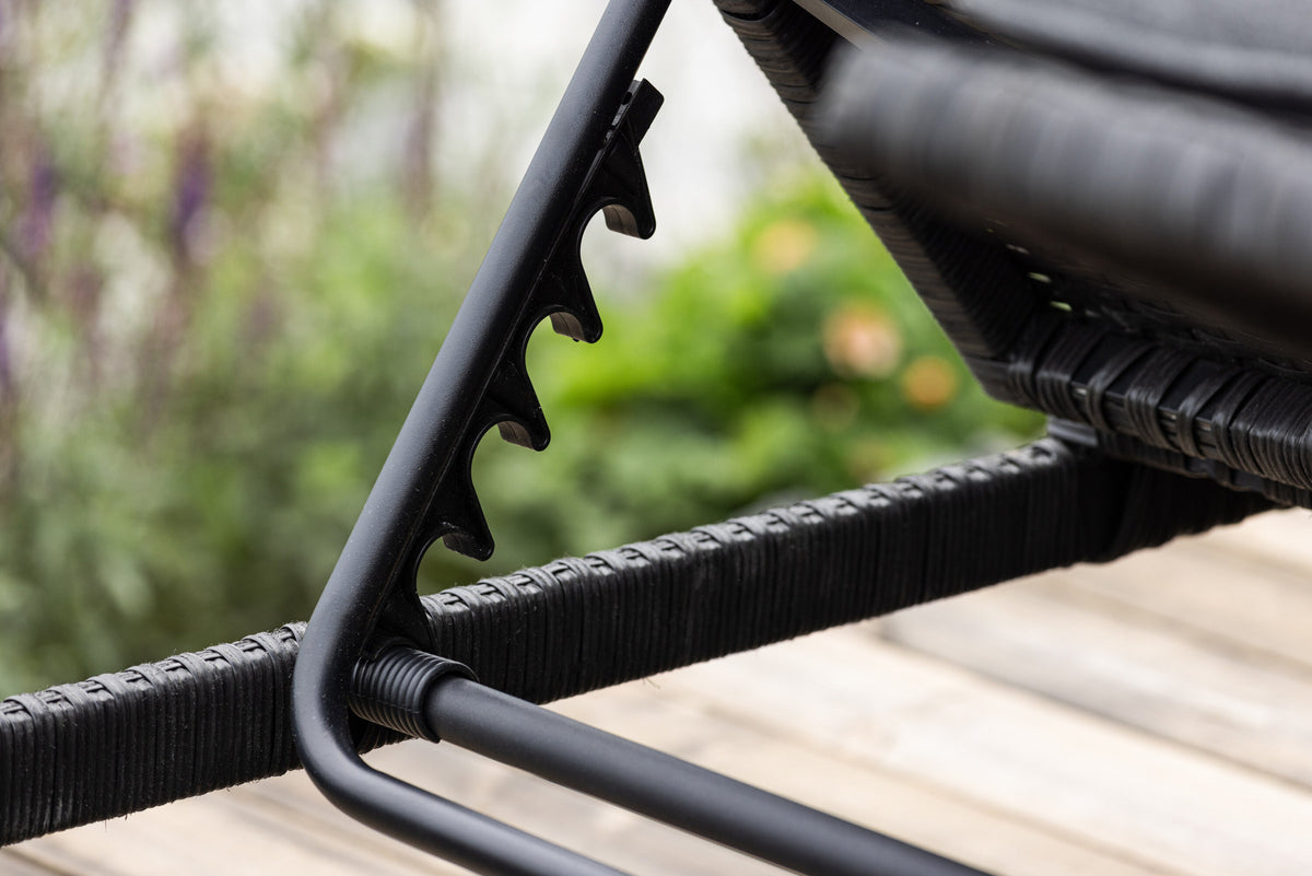 Sonnenliege London von Venture Home in Schwarz mit grauem Kissen und Korbgeflecht