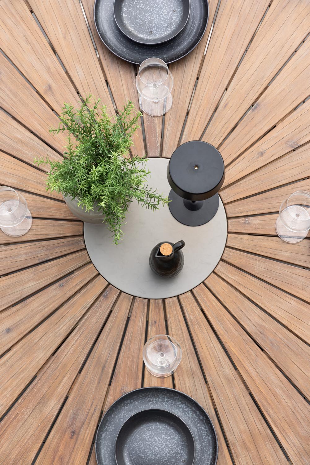 Rosario Gartentisch rund in Braun präsentiert im Onlineshop von KAQTU Design AG. Gartentisch ist von Venture Home