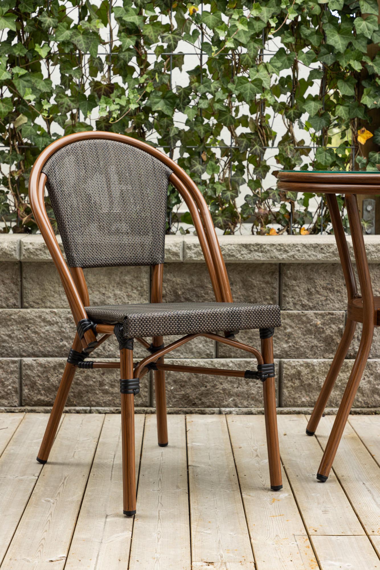 Moderner Guarda Stuhl von Venture Home für stilvolle Outdoor-Bereiche.