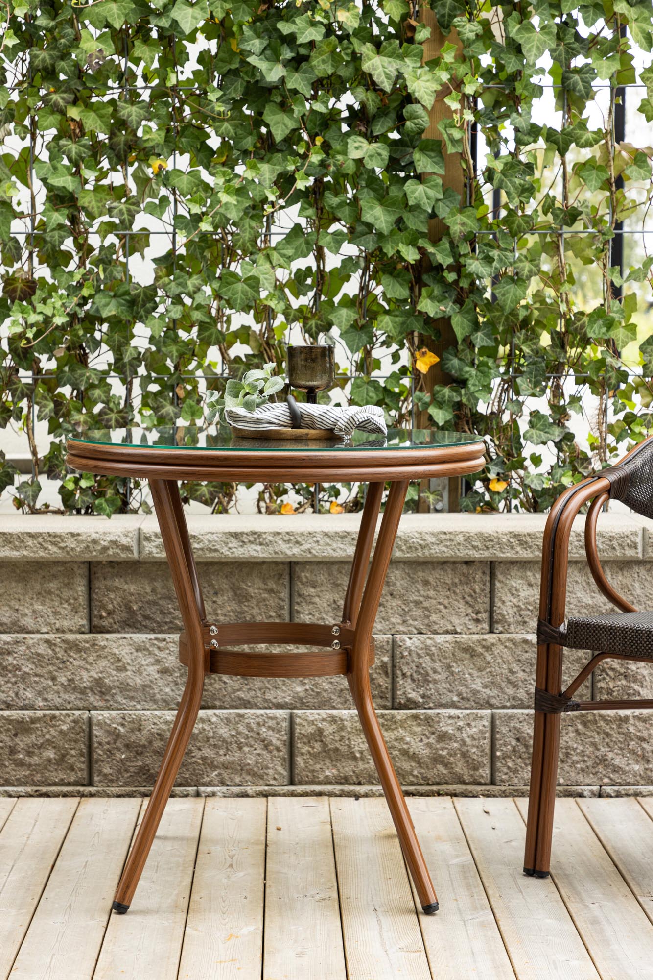 Loures Cafe Tisch in Braun-grau präsentiert im Onlineshop von KAQTU Design AG. Beistelltisch Outdoor ist von Venture Home