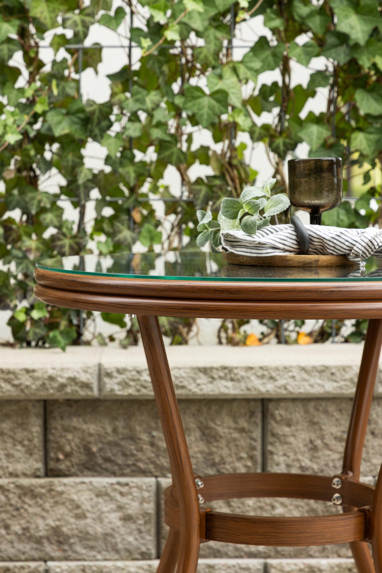 Loures Cafe Tisch in Braun-grau präsentiert im Onlineshop von KAQTU Design AG. Beistelltisch Outdoor ist von Venture Home