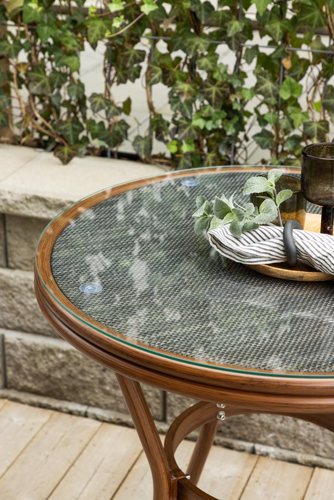 Loures Cafe Tisch in Braun-grau präsentiert im Onlineshop von KAQTU Design AG. Beistelltisch Outdoor ist von Venture Home