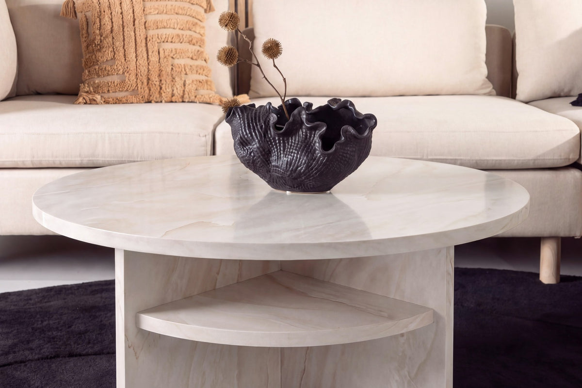 Runder Beistelltisch mit Tischplatte und Beinen aus MDF in Marmor-Optik, Farbe Beige, Durchmesser 85 cm.