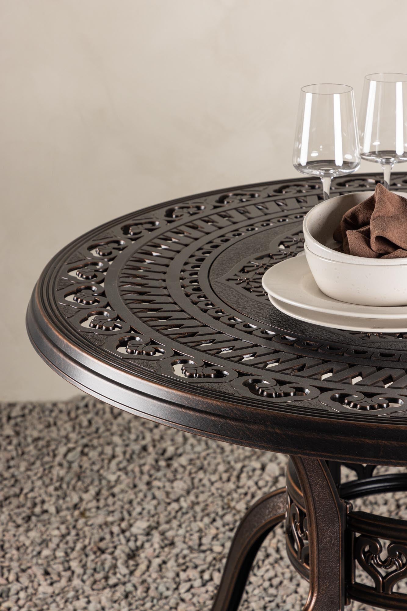 Moderner Coimbra Tisch von Venture Home für stilvolle Cafés.