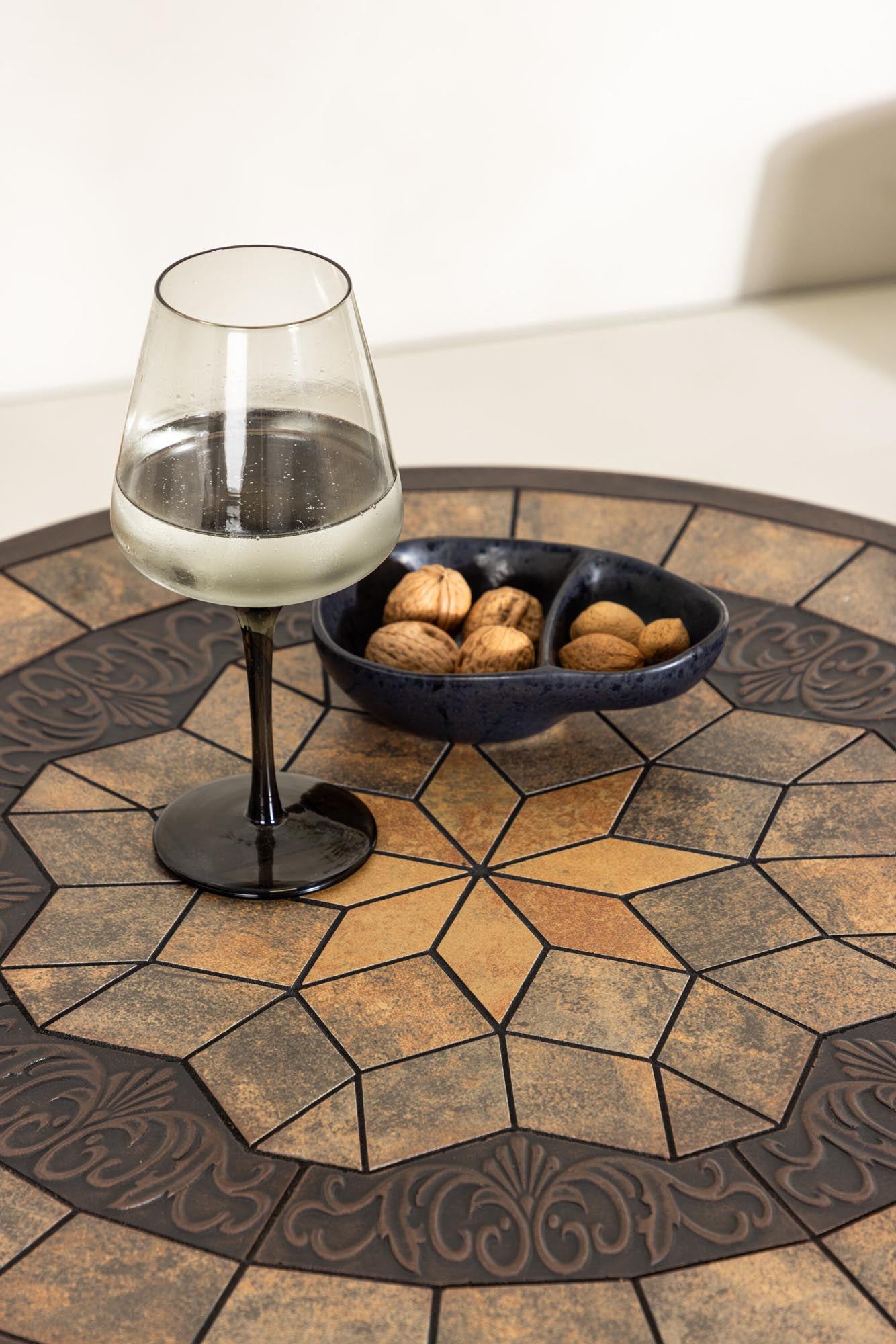 Leiria Café Tisch: Robustes Design für vielseitige Einsatzmöglichkeiten.