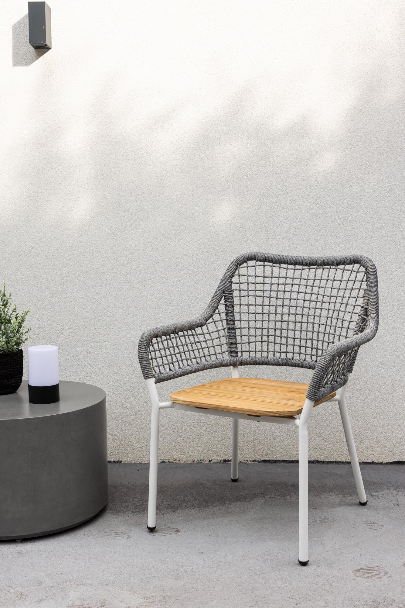 Eleganter Amora Lounge Stuhl von Venture Home für stilvolle Entspannung.