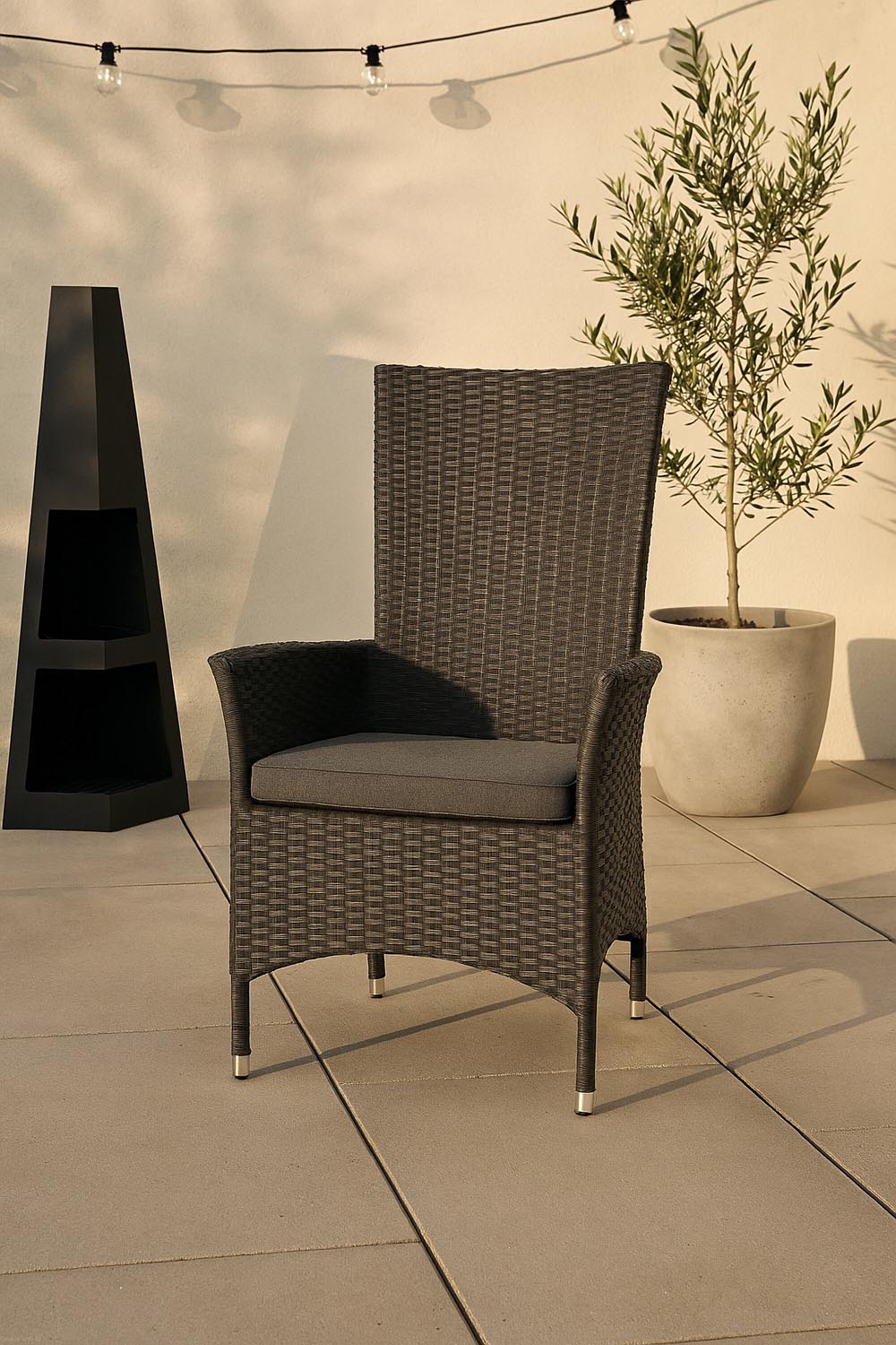 Padova Gartenstuhl in Schwarz / Grau präsentiert im Onlineshop von KAQTU Design AG. Gartenstuhl mit Armlehnen ist von Venture Home