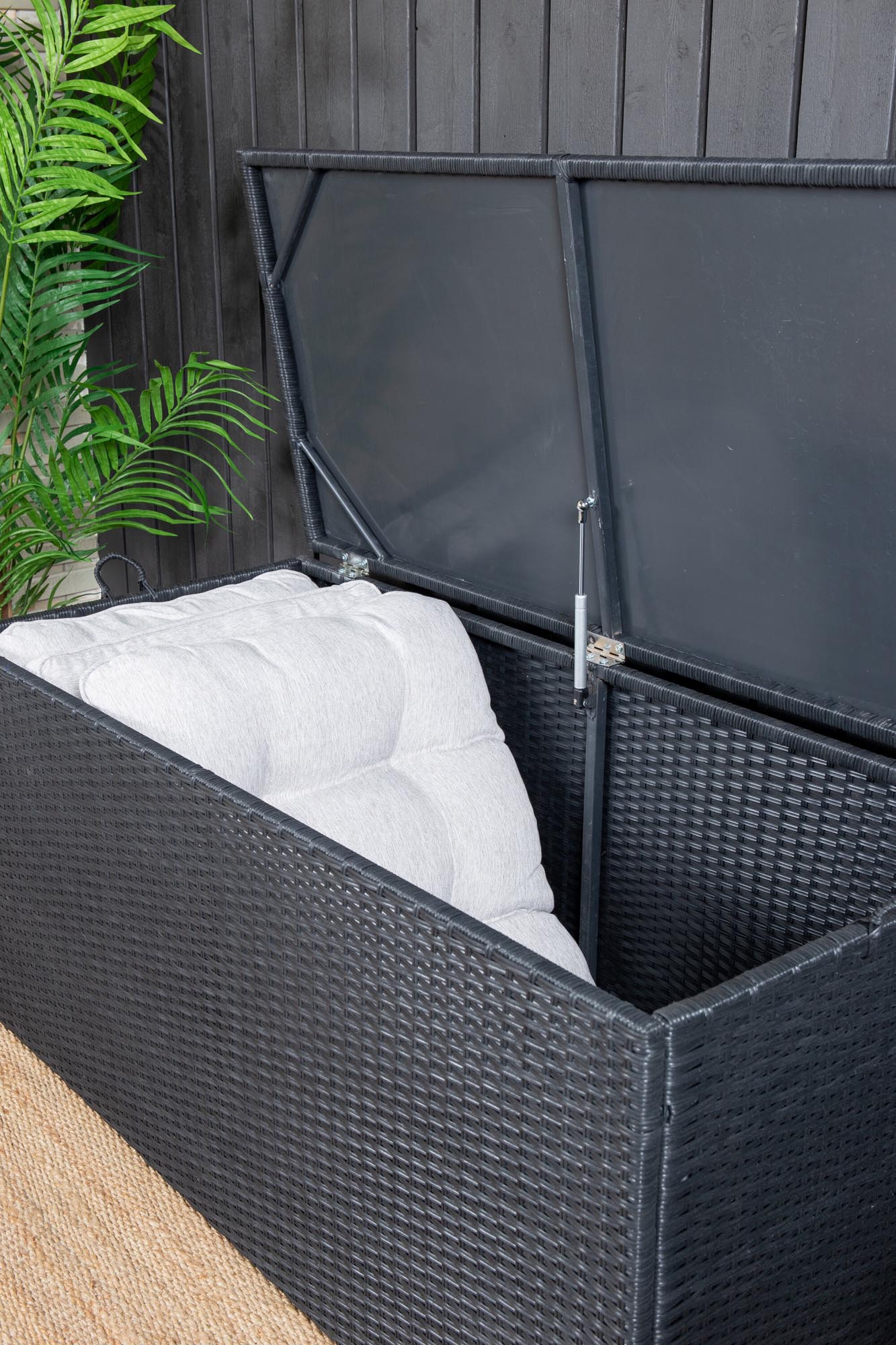 Elegante Londoner Kissenbox von Venture Home: Hochwertige, wetterfeste Aufbewahrungslösung für Kissen und Gartenutensilien in stilvollem Schwarz.