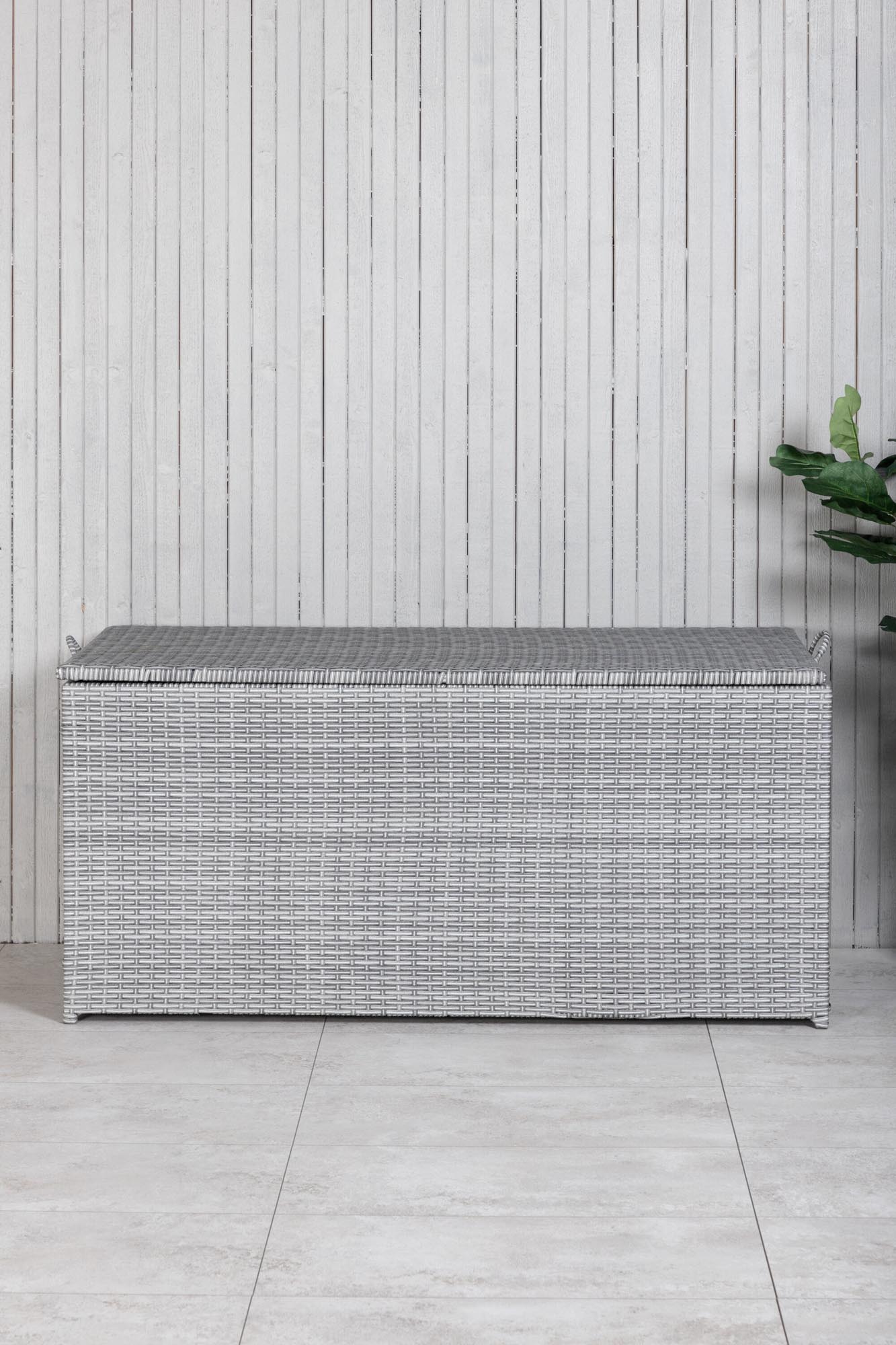 Elegante Londoner Kissenbox von Venture Home: Wetterfestes Korbgeflecht für sicheren Stauraum Ihrer Gartenkissen und Utensilien.