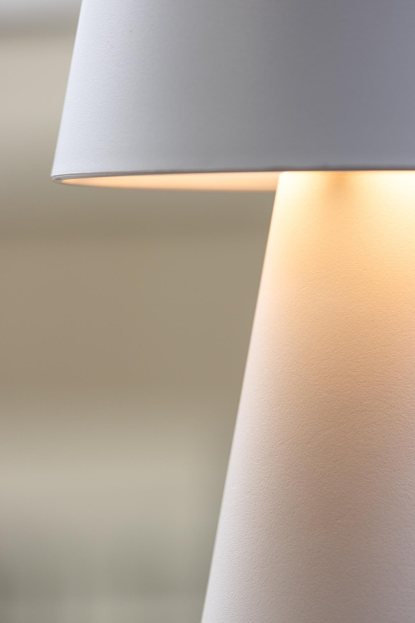 Stilvolle Stratford Tischleuchte von Venture Home für jeden Raum.