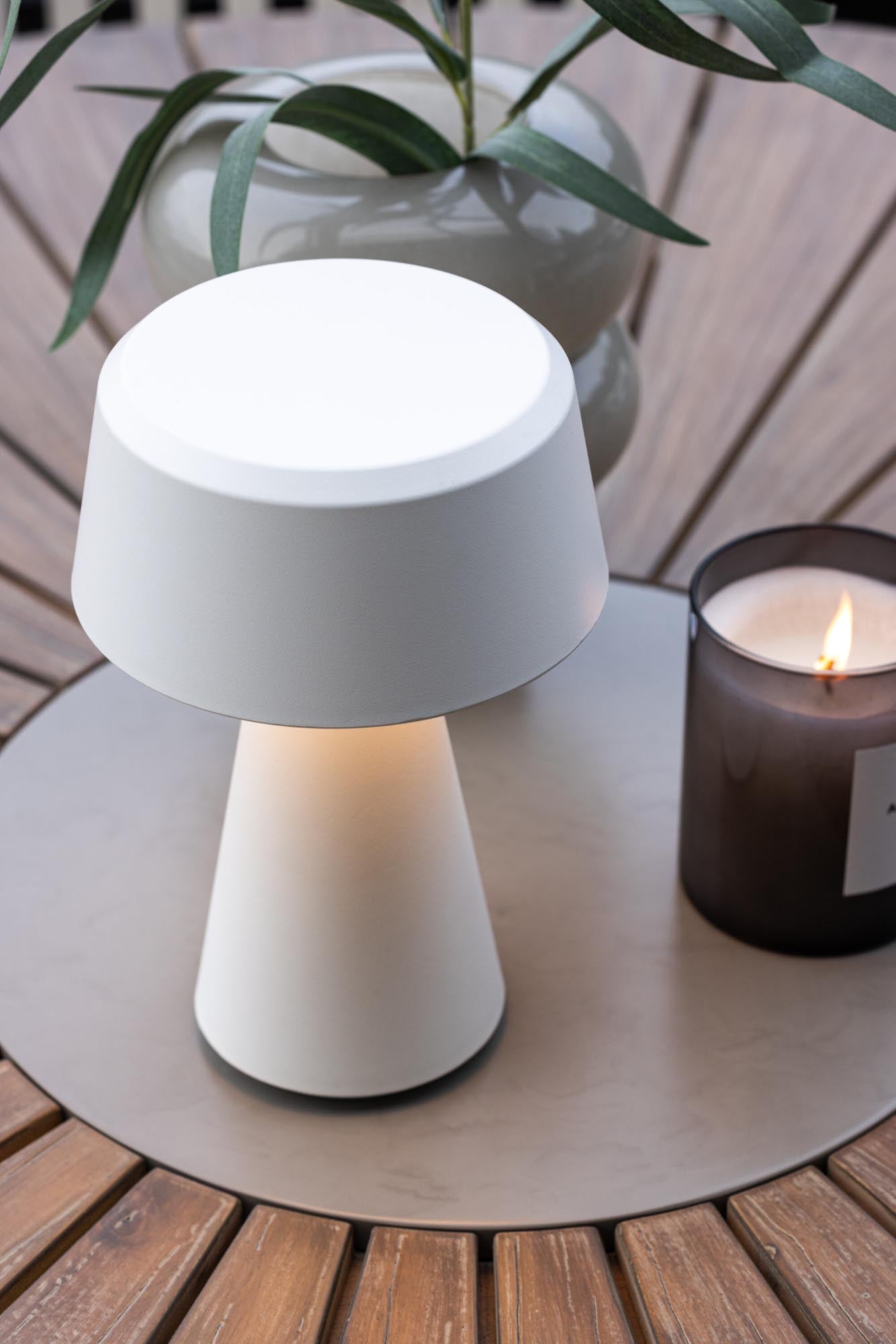 Elegante Stratford Tischleuchte von Venture Home für Ihr Zuhause.