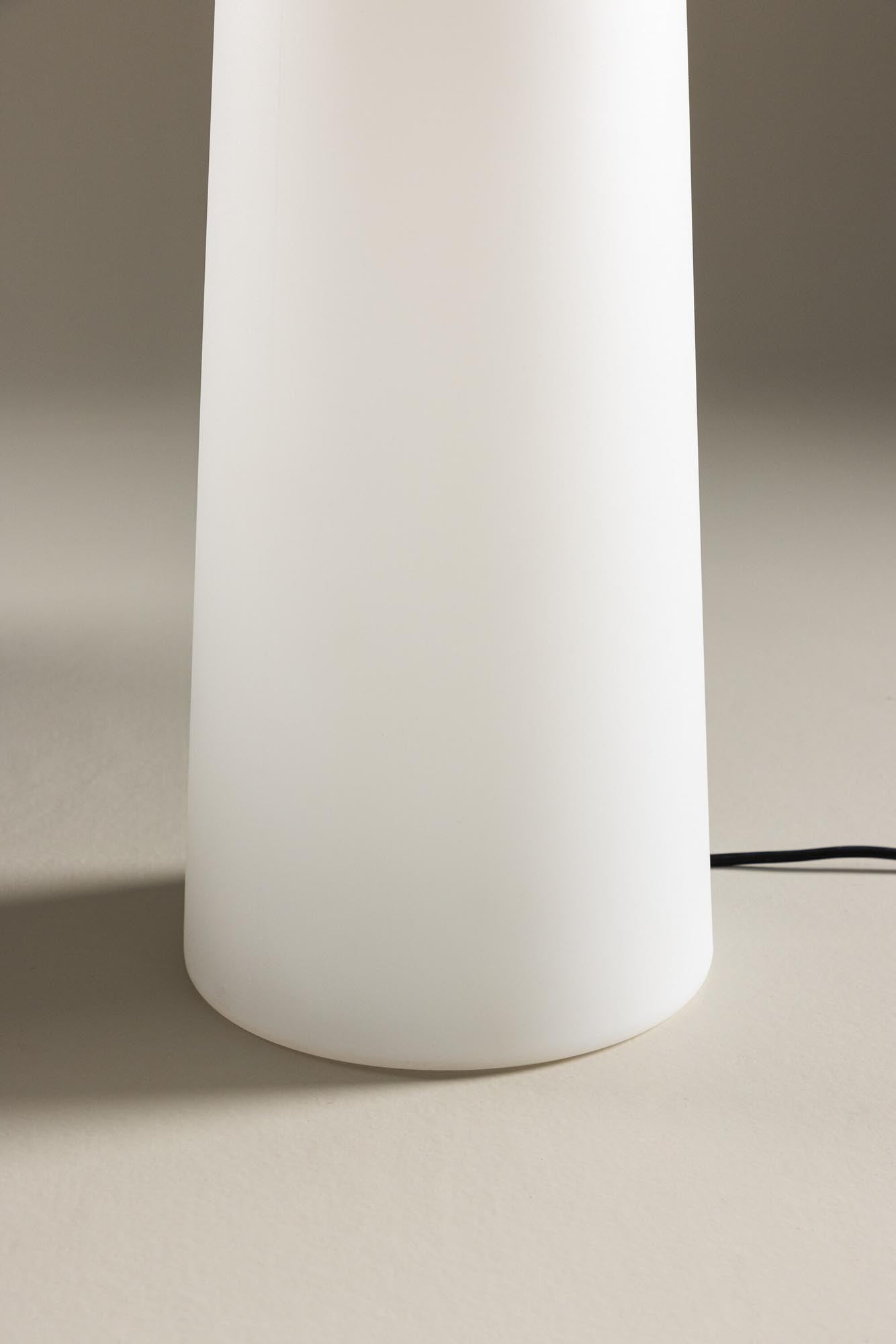 Stratford Stehleuchte: Stilvolle Beleuchtung für Ihren Garten.