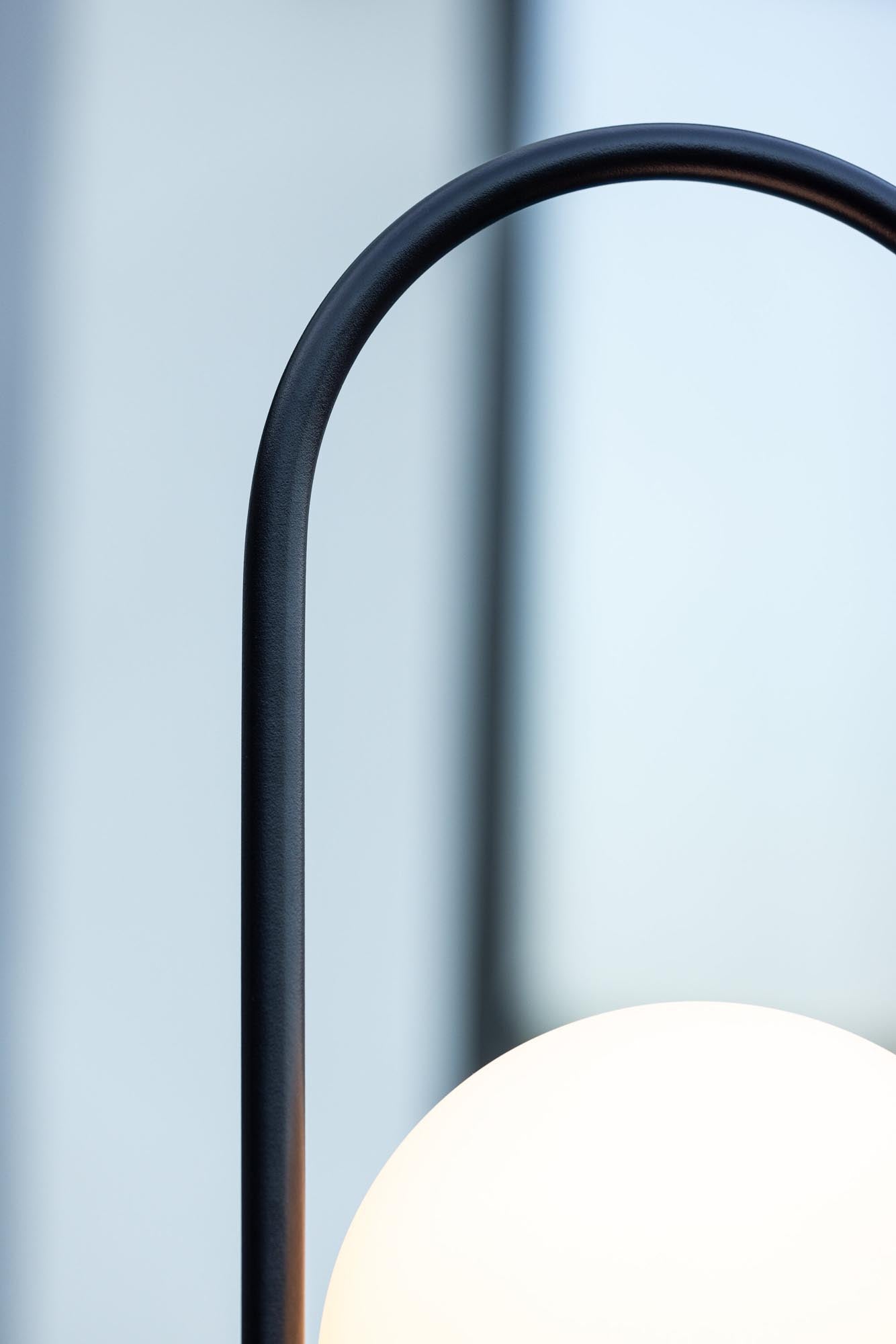 Colie Tischleuchte: Elegante Beleuchtung für Ihr modernes Zuhause.