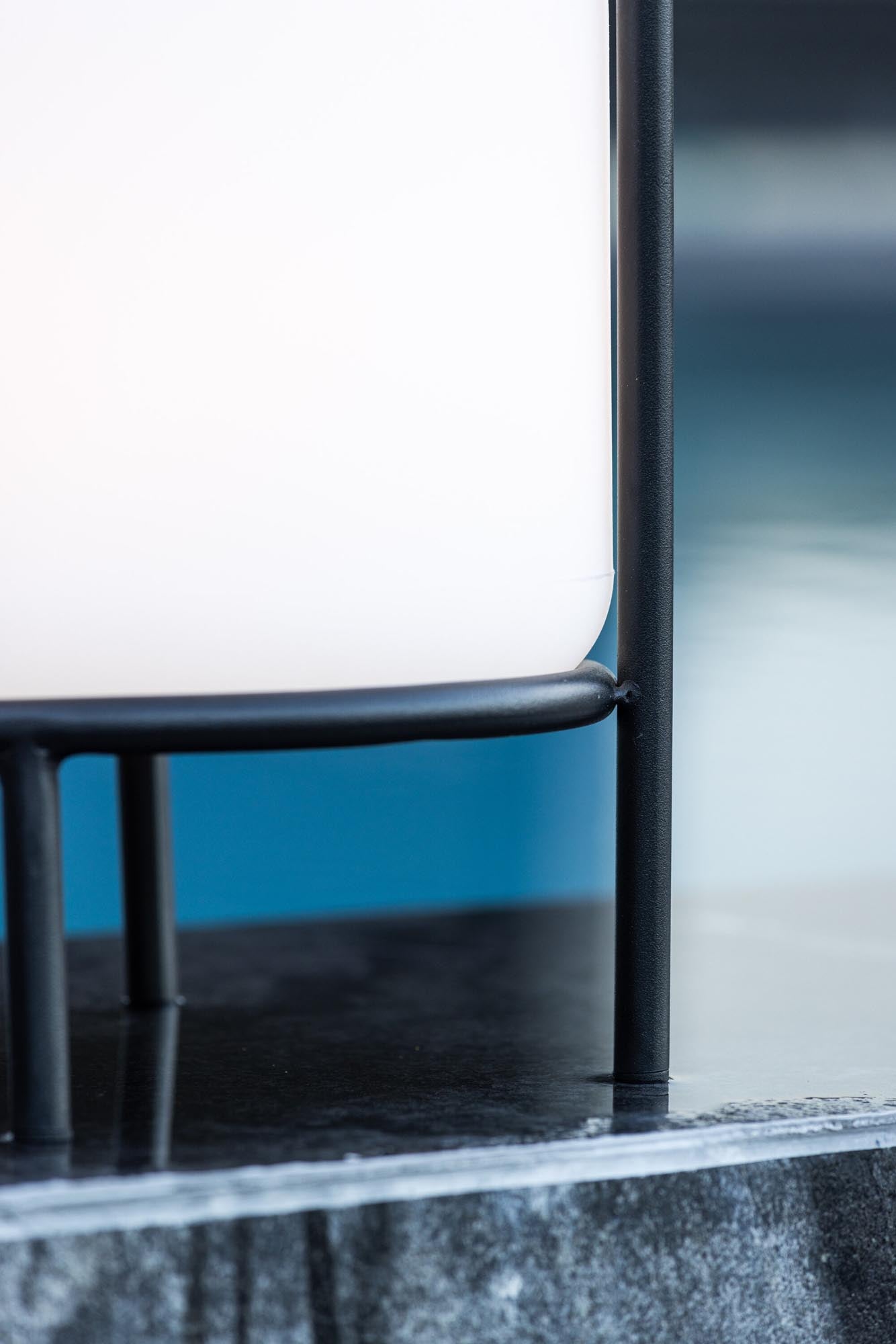 Colie Tischleuchte: Stilvolle, mobile Beleuchtung für Outdoor-Abenteuer mit robustem Design.