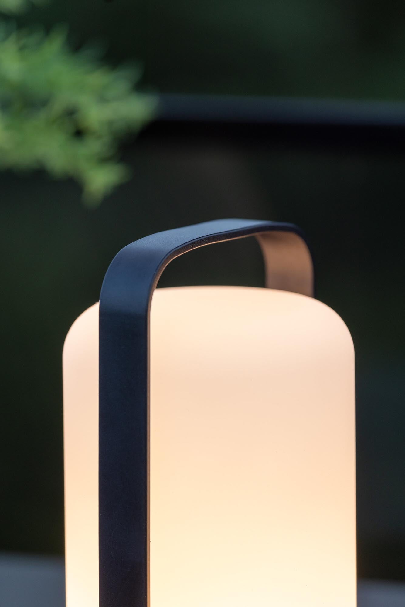 Stilvolle Fern Tischleuchte: Zeitloses Design für Ihr Zuhause.