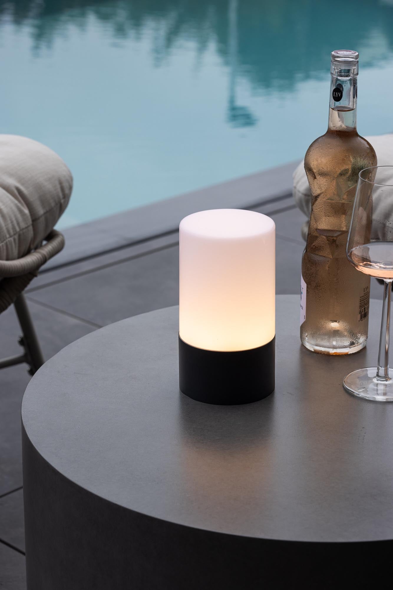 Stilvolle Tubu Tischleuchte: Modernes Highlight für Ihr Interieur.