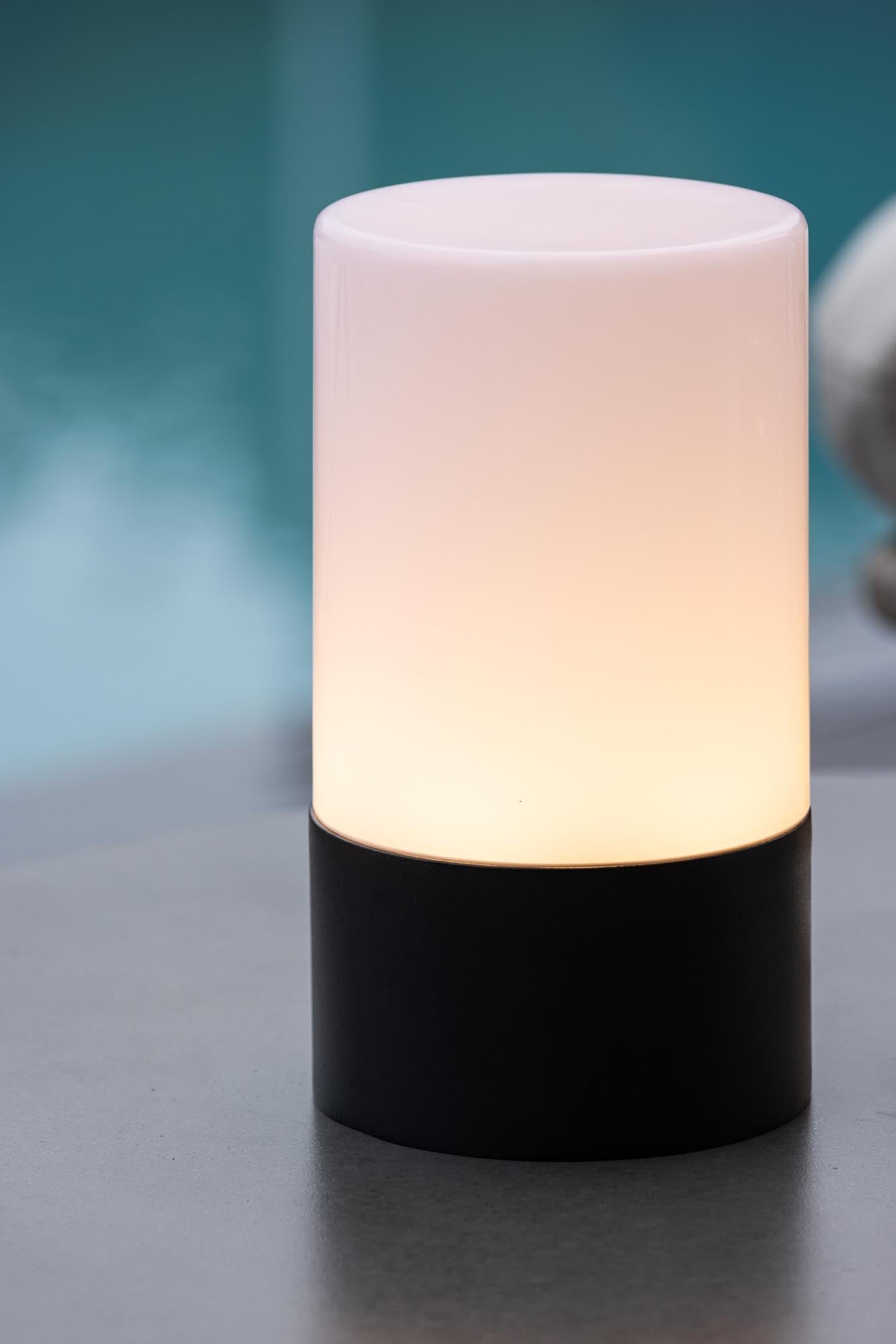 Tubu Tischleuchte: Zeitloses Design für stilvolle Wohnräume.