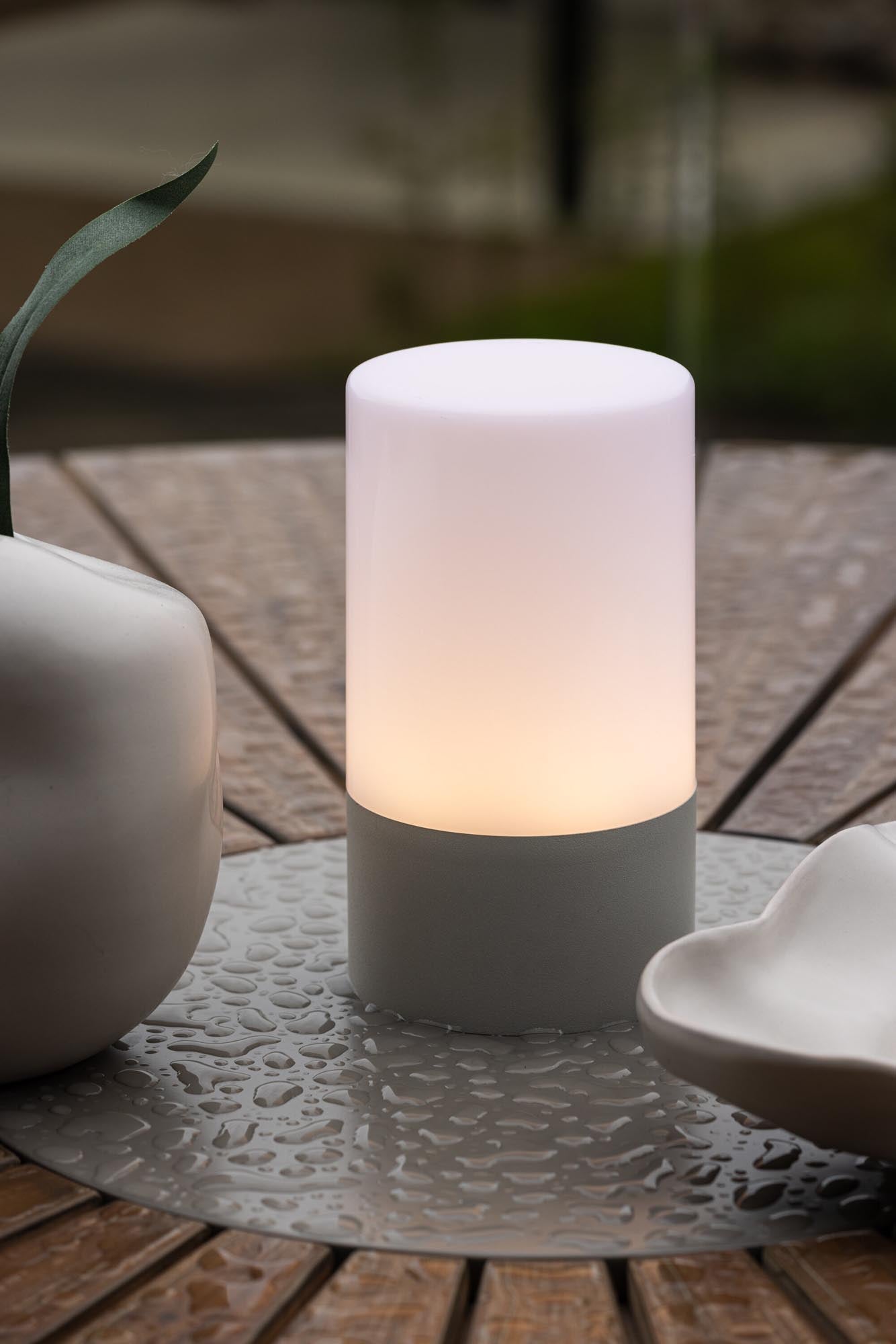 Elegante Tubu Tischleuchte für stimmungsvolle Aussenbereiche.