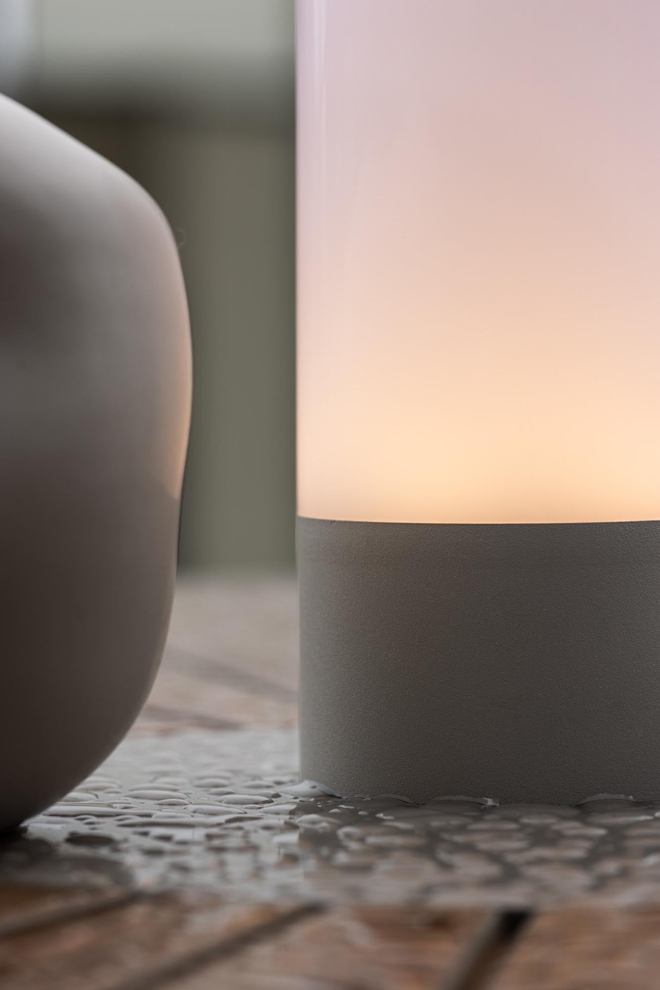 Tubu Tischleuchte: Modernes Design für flexible Aussenbeleuchtung.