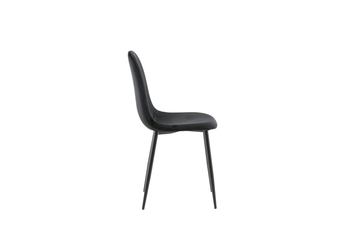 Polar Stuhl von Venture Home mit schwarzem Polyester-Samt-Bezug und schlanken schwarzen Stahlbeinen, runde Silhouette, freigestellt.