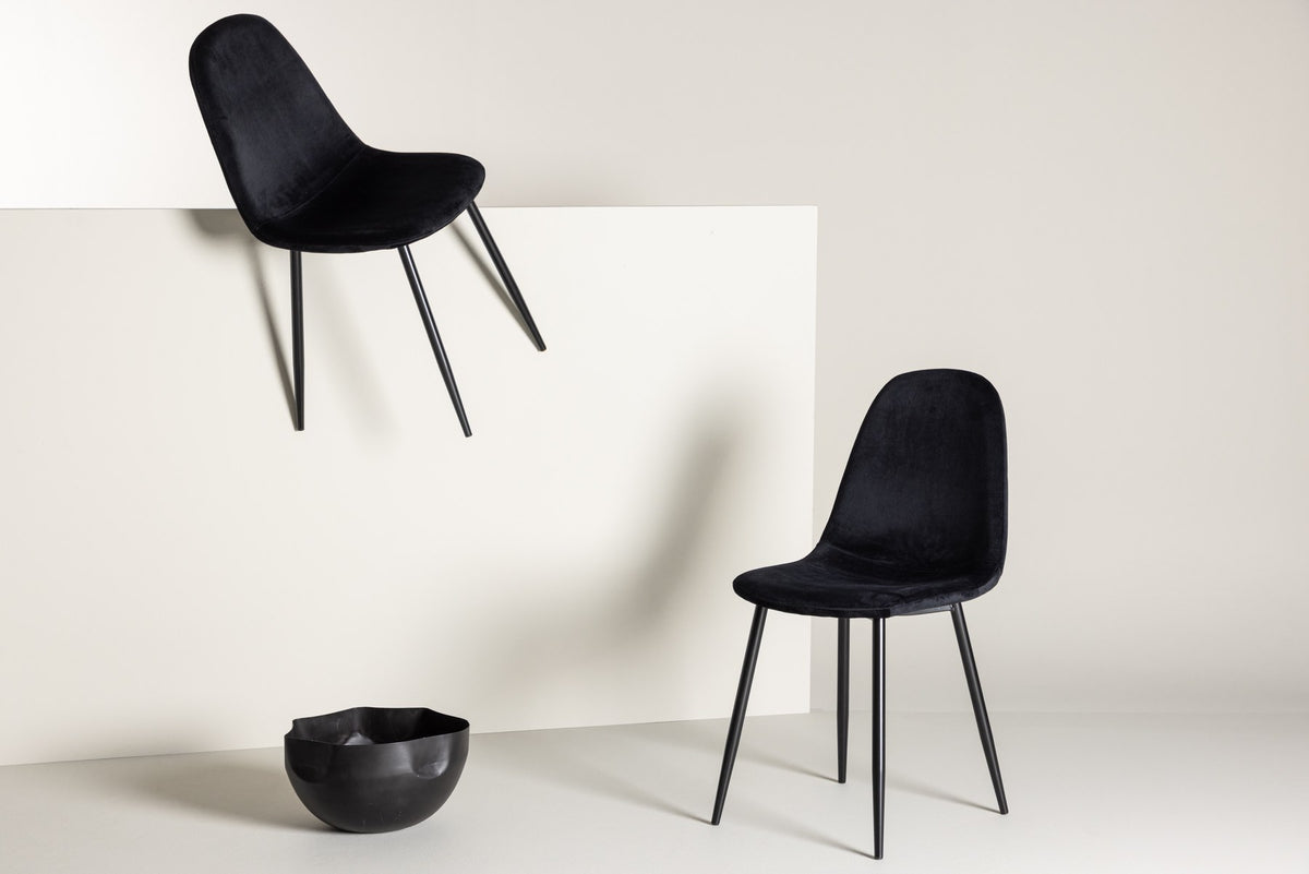 Polar Stuhl von Venture Home mit schwarzem Polyester-Samt-Bezug und schlanken schwarzen Stahlbeinen, runde Silhouette, freigestellt.