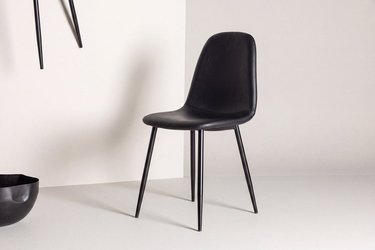 Polar Stuhl von Venture Home mit schwarzem Polyester-Samt-Bezug und schlanken schwarzen Stahlbeinen, runde Silhouette, freigestellt.