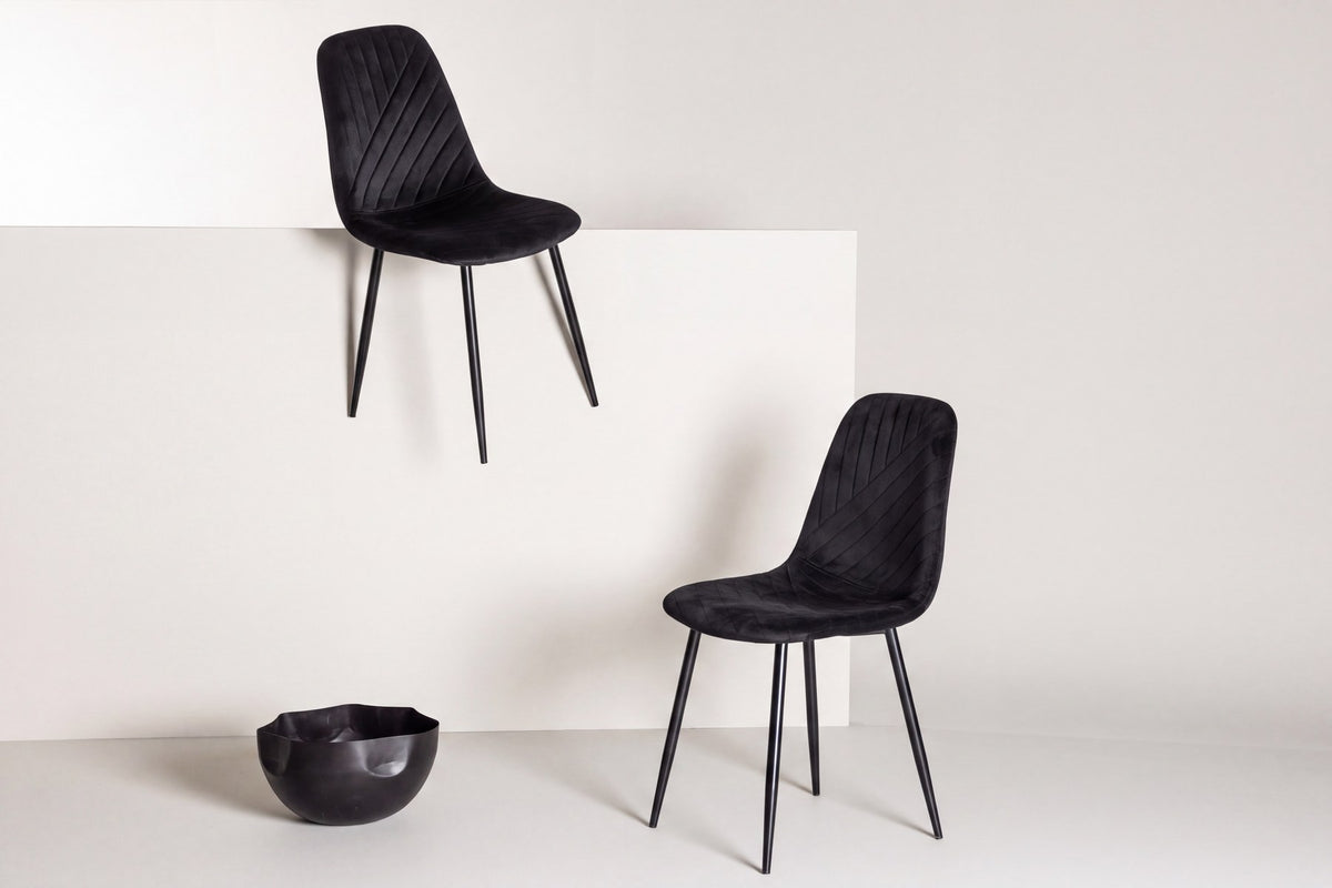 Polar Stuhl von Venture Home mit schwarzem Polyester-Samt-Bezug und schlanken schwarzen Stahlbeinen, runde Silhouette, freigestellt.