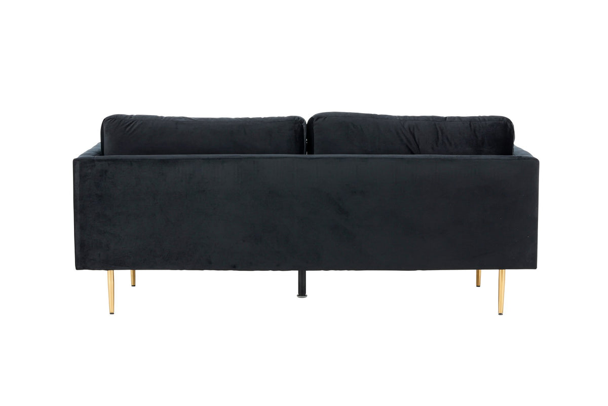 Schwarzes 3er Sofa Boom von Venture Home mit Polyester-Samtbezug, sechs losen Kissen und goldfarbenen Stahlbeinen, freigestellt.