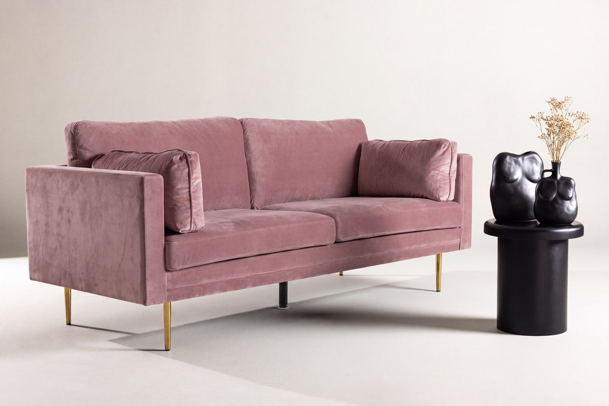 Rosa 3-Sitzer-Sofa aus Polyester-Samt mit hohen Armlehnen und goldenen Metallbeinen, nordisches Design, Modell Boom von Venture Home.