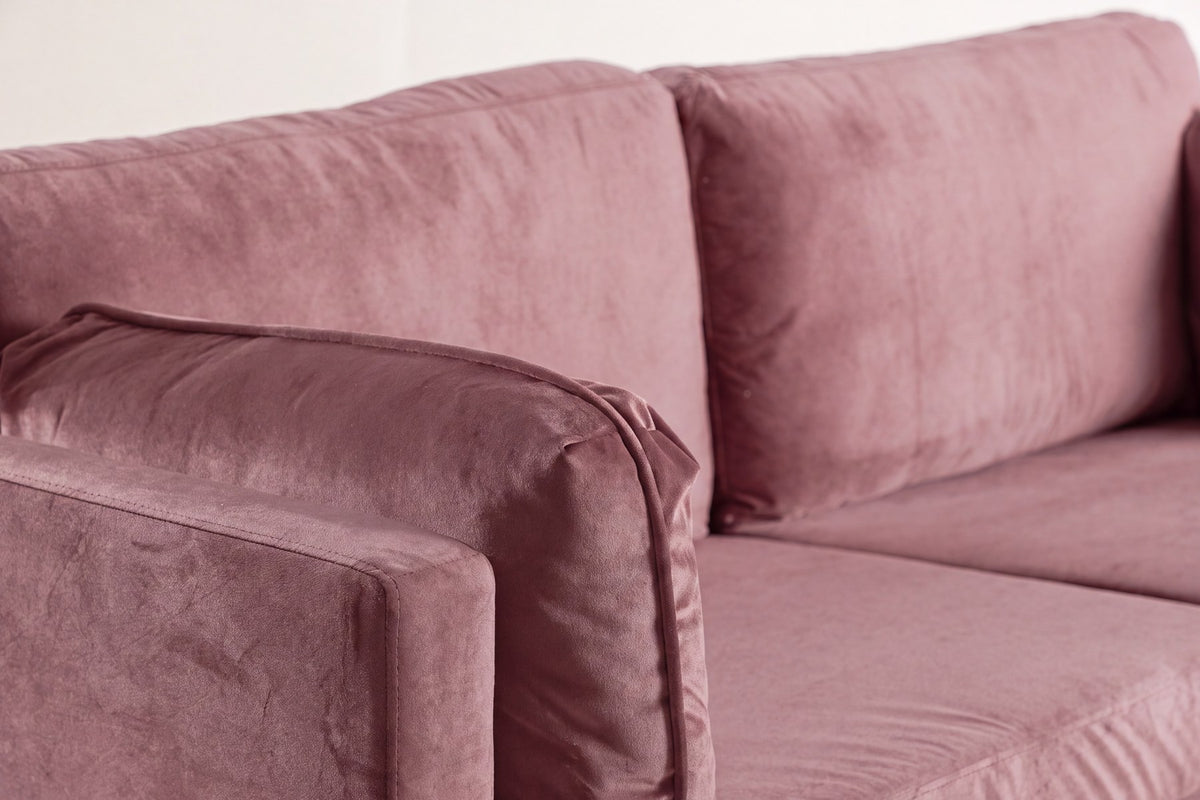 Rosa 3-Sitzer-Sofa aus Polyester-Samt mit hohen Armlehnen und goldenen Metallbeinen, nordisches Design, Modell Boom von Venture Home.