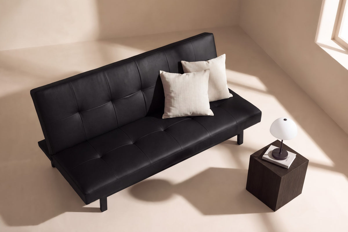 Schwarzes Klappbett Bodil von Venture Home, Bettsofa mit PU-Bezug, Schaumstofffüllung und schwarzen Stahlbeinen im skandinavischen Design.