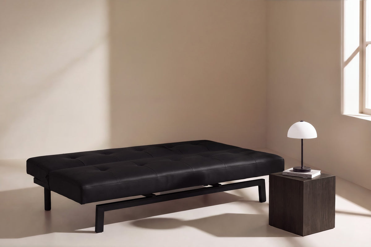 Schwarzes Klappbett Bodil von Venture Home, Bettsofa mit PU-Bezug, Schaumstofffüllung und schwarzen Stahlbeinen im skandinavischen Design.