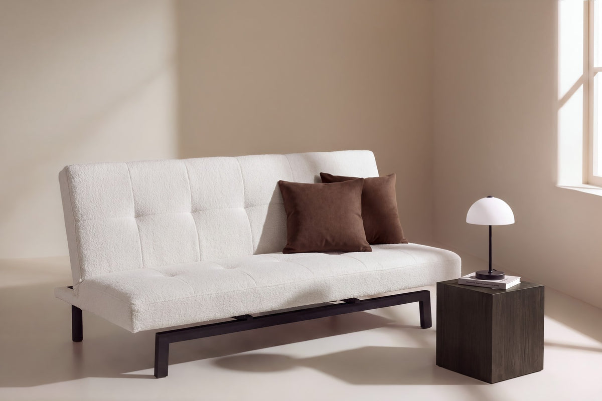 Weisses Klappbett Bodil von Venture Home mit Teddy-Bezug, schwarzen Stahlbeinen und schlichtem Steppmuster als Bettsofa dargestellt.