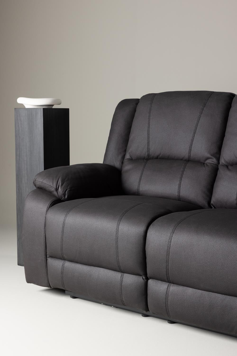 Singapore Relaxsessel Sofa in Schwarz präsentiert im Onlineshop von KAQTU Design AG. 3er Sofa ist von Venture Home